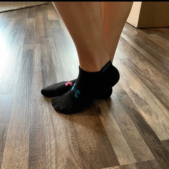 Mismatched Under Armour Socks - Picture 3 of 3